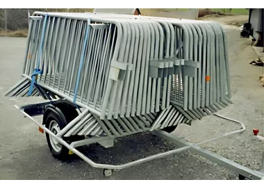 Remorque porte barrières avec roue de secours et immatriculation