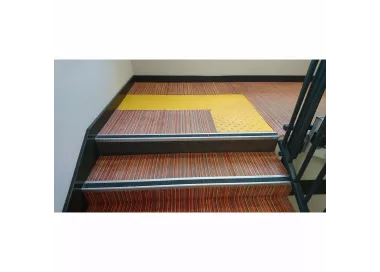 Dalle podotactile antidérapante en caoutchouc avec clous