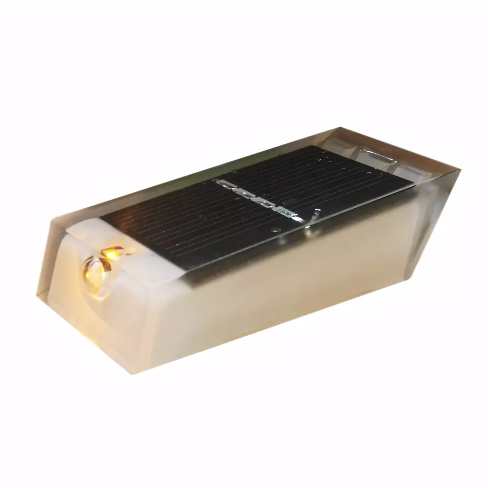 Lampe led solaire pour ralentisseur et butée Lampe led solaire pour ralentisseur et butée