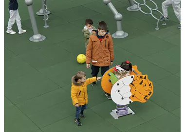 Dino inclusif pour enfants à mobilité réduite