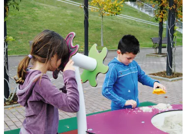 Table de jeux inclusive Eidos avec caléidoscope