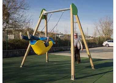 Balançoire inclusive adaptée aux enfants différents