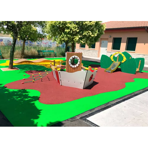 Toboggan inclusif en bois pour enfants différents