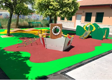 Toboggan inclusif en bois pour enfants différents