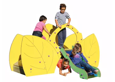 Toboggan inclusif en bois pour enfants différents