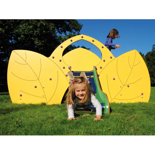 Toboggan inclusif en bois pour enfants différents