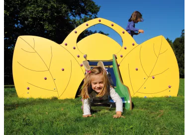 Toboggan inclusif en bois pour enfants différents