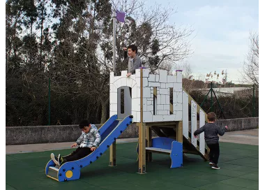 Parc enfants Pesués avec tour et glissière