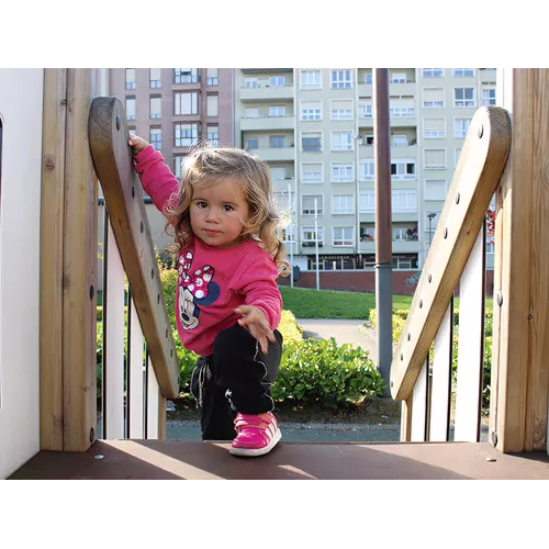 Parc enfants Pesués avec tour et glissière