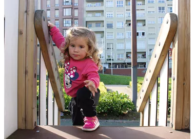 Parc enfants Pesués avec tour et glissière