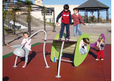 Fourmi en bois avec tunnel et toboggan