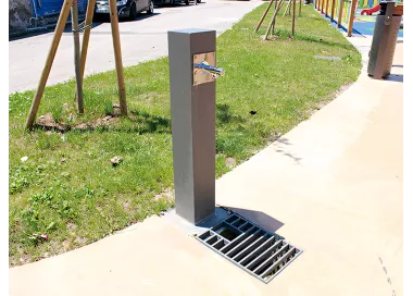 Fontaine en acier noir avec robinet