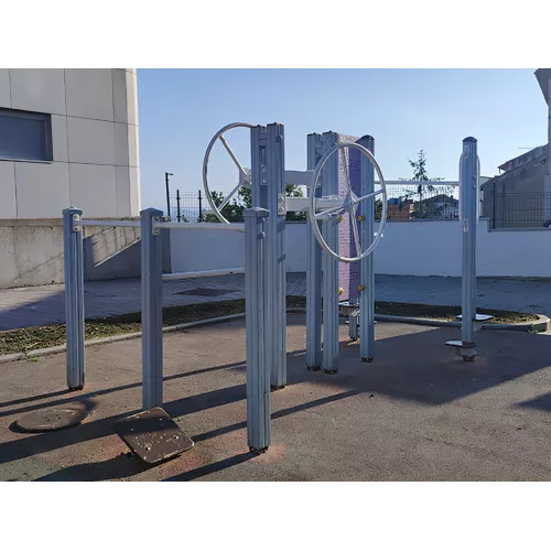 Groupe fitness extérieur roue et équilibre