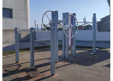 Groupe fitness extérieur roue et équilibre