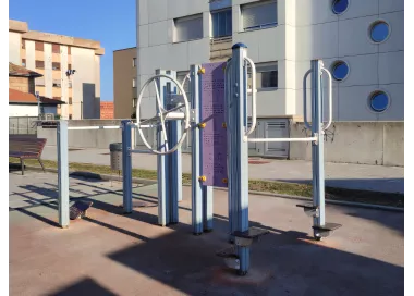 Groupe fitness extérieur roue et équilibre