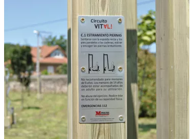 Étirement des jambes en bois et acier