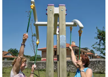 Étirement du dos en bois et acier