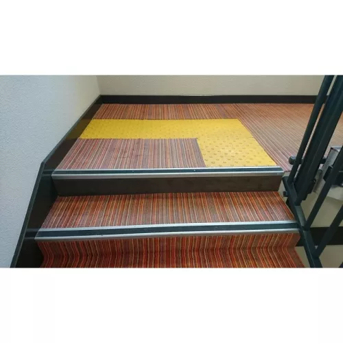 Dalle podotactile antidérapante en caoutchouc avec clous