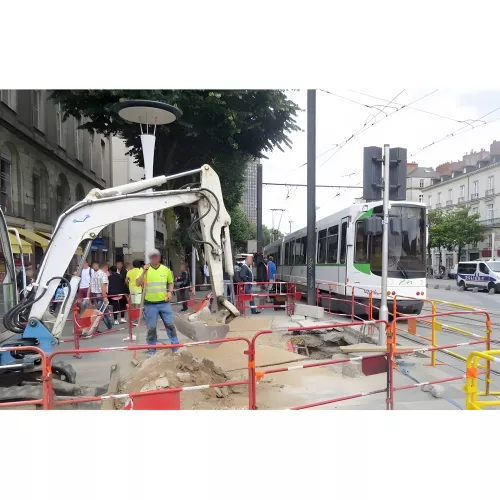 Barrière de chantier acier avec bandes réfléchissantes
