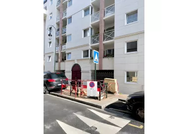 Barrière de chantier acier avec bandes réfléchissantes