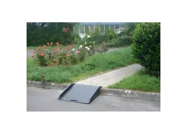 Rampe d'accès pliable antidérapante 300 kg PMR
