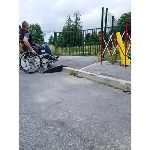 Rampe d'accès pliable antidérapante 300 kg PMR