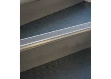 NEZ DE MARCHE ANTIDÉRAPANT