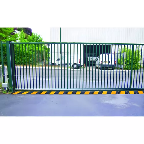 Rampe de portail automatique en caoutchouc avec bandes jaunes