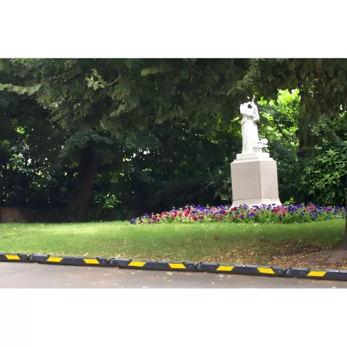 Bordure de balisage modulable en caoutchouc avec réflecteurs