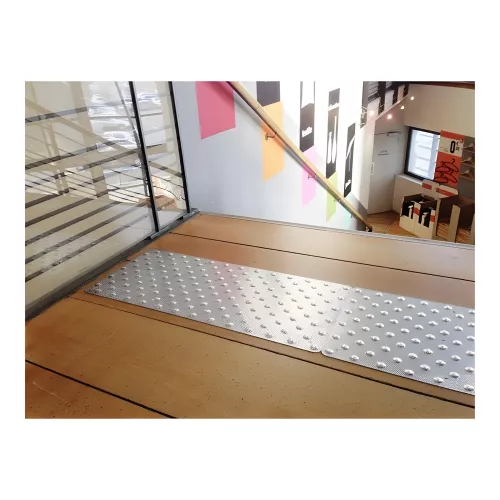 Dalle podotactile aluminium antidérapante avec clous