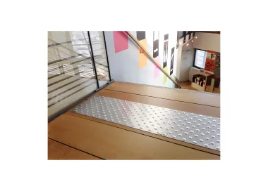 Dalle podotactile aluminium antidérapante avec clous
