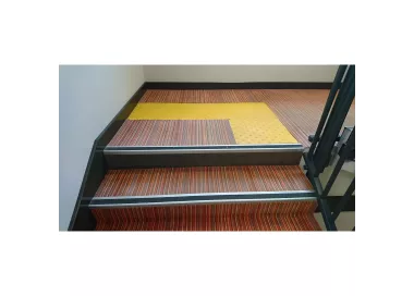 Dalle podotactile antidérapante en caoutchouc avec clous