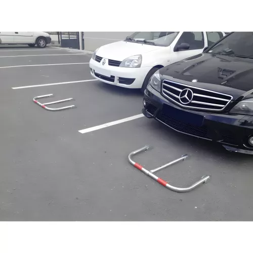 Arceau de parking avec cadenas, bandes réfléchissantes et fixations béton