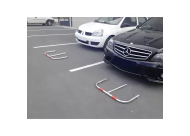 Arceau de parking avec cadenas, bandes réfléchissantes et fixations béton