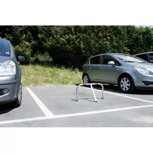 Arceau de parking avec cadenas, bandes réfléchissantes et fixations béton