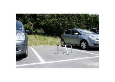 Arceau de parking avec cadenas, bandes réfléchissantes et fixations béton