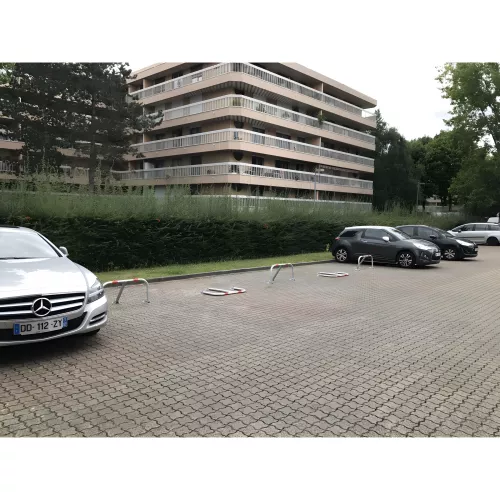Arceau de parking haute résistance avec bandes réfléchissantes et serrure