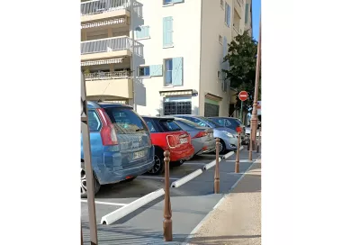 Butée de parking haute visibilité thermoplastique résistante