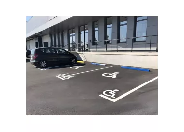 Butée de parking haute visibilité thermoplastique résistante