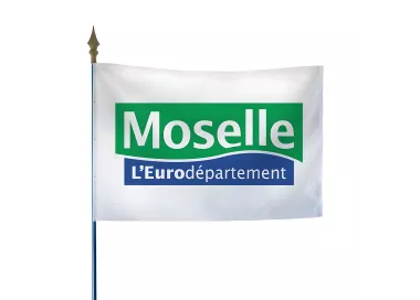 Drapeau du Conseil Départemental de la Moselle avec hampe