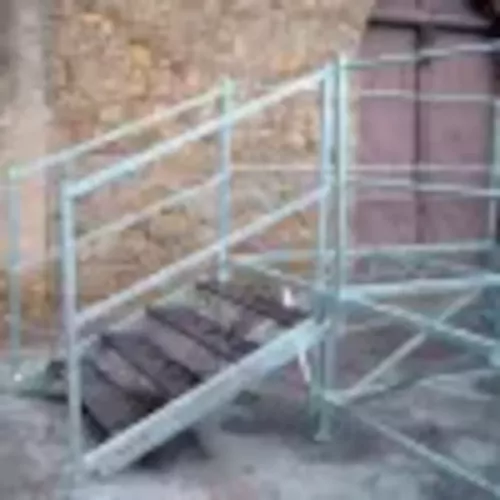 Podium démontable réglable en hauteur 610 x 488 cm antidérapant.