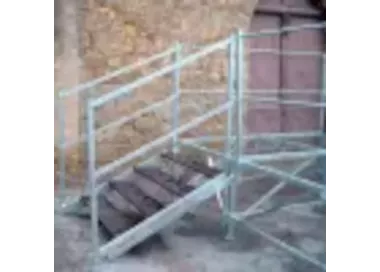 Podium démontable réglable en hauteur 610 x 488 cm antidérapant.